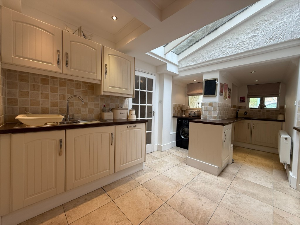 Lot: 159 - THREE-BEDROOM COTTAGE CLOSE TO TOWN CENTRE AND SEAFRONT - Kitchen Looking Towards The Front